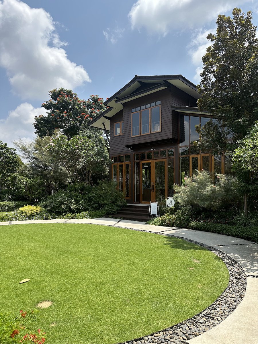 phontyys's tweet photo. รีวิว คาเฟ่ tavy's home ย่านบางจาก เป็นคาเฟ่บ้านไม้ที่ โฮมมี่มากๆ สวยทั้งข้างในแล้วก็ข้างนอกร้านเลย สวนข้างนอกเค้าก็สวยมากๆ แสงเข้าทุกด้าน! ไปถ่ายรูปกันได้เลย + ที่ร้านมีที่ชาร์จด้วย ไปนั่งทำงานก็เหมาะมากค่า + pet friendly ค่า #รีวิวคาเฟ่ #คาเฟ่สุขุมวิท #คาเฟ่บางจาก #รีวิวบางนา https://t.co/dm4UOJLjWZ
