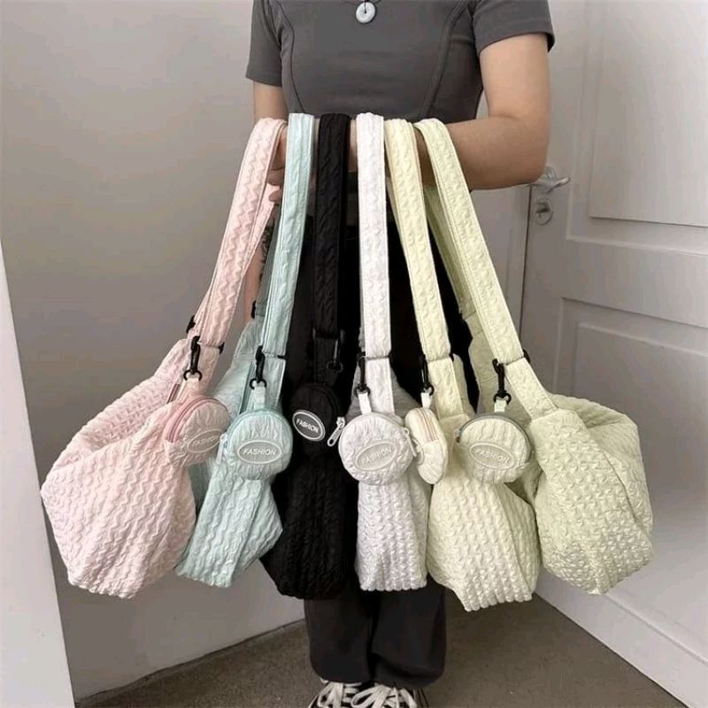 melodydusk's tweet photo. Cek TAS SELEMPANG SLINGBAG KOREAN STYLE FREE GANTUNGAN DOMPET / TAS SELEMPANG BAHU ESTETIK KEKINIAN dengan harga Rp58.888. Dapatkan di Shopee sekarang! https://t.co/LPSXOteVl2 https://t.co/kL1iXCucDr