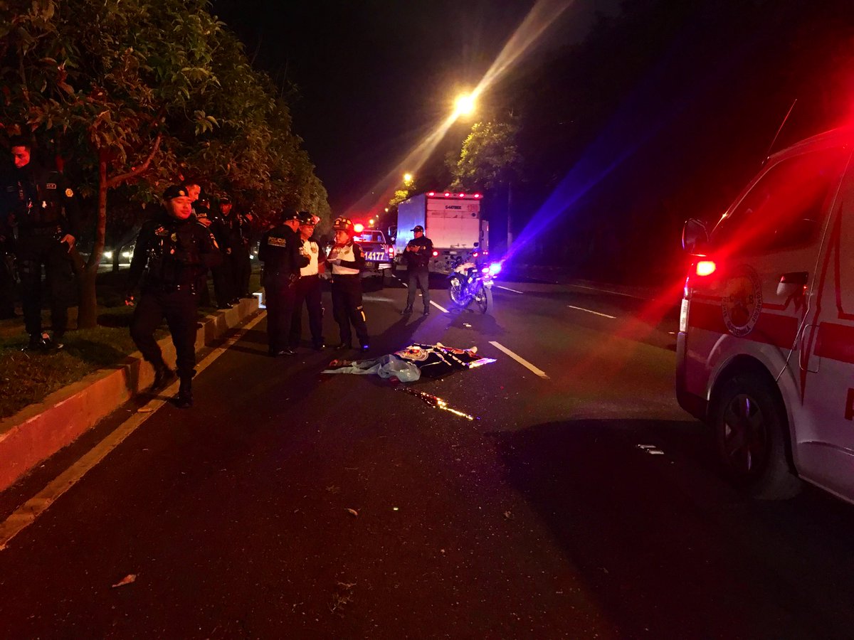 BVoluntariosGT's tweet photo. En la Calzada Atanasio y 40 calle, zona 12, un motorista quedó fallecido luego de sufrir un accidente de tránsito, la motocicleta quedó a 70 metros del fallecido. 

Un joven de 14 años fue quien quedó fallecido en el lugar #CVBalServicio https://t.co/ZMaCJigRVd
