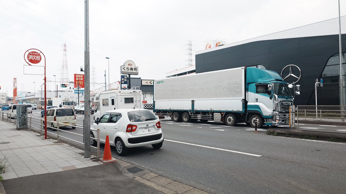 masatoox01's tweet photo. 16号上りメルセデス・ベンツの前で故障車…可哀想だけど淵野辺十字路から迂回した方がいいですなぁ💦 https://t.co/yfEhHS09Tz