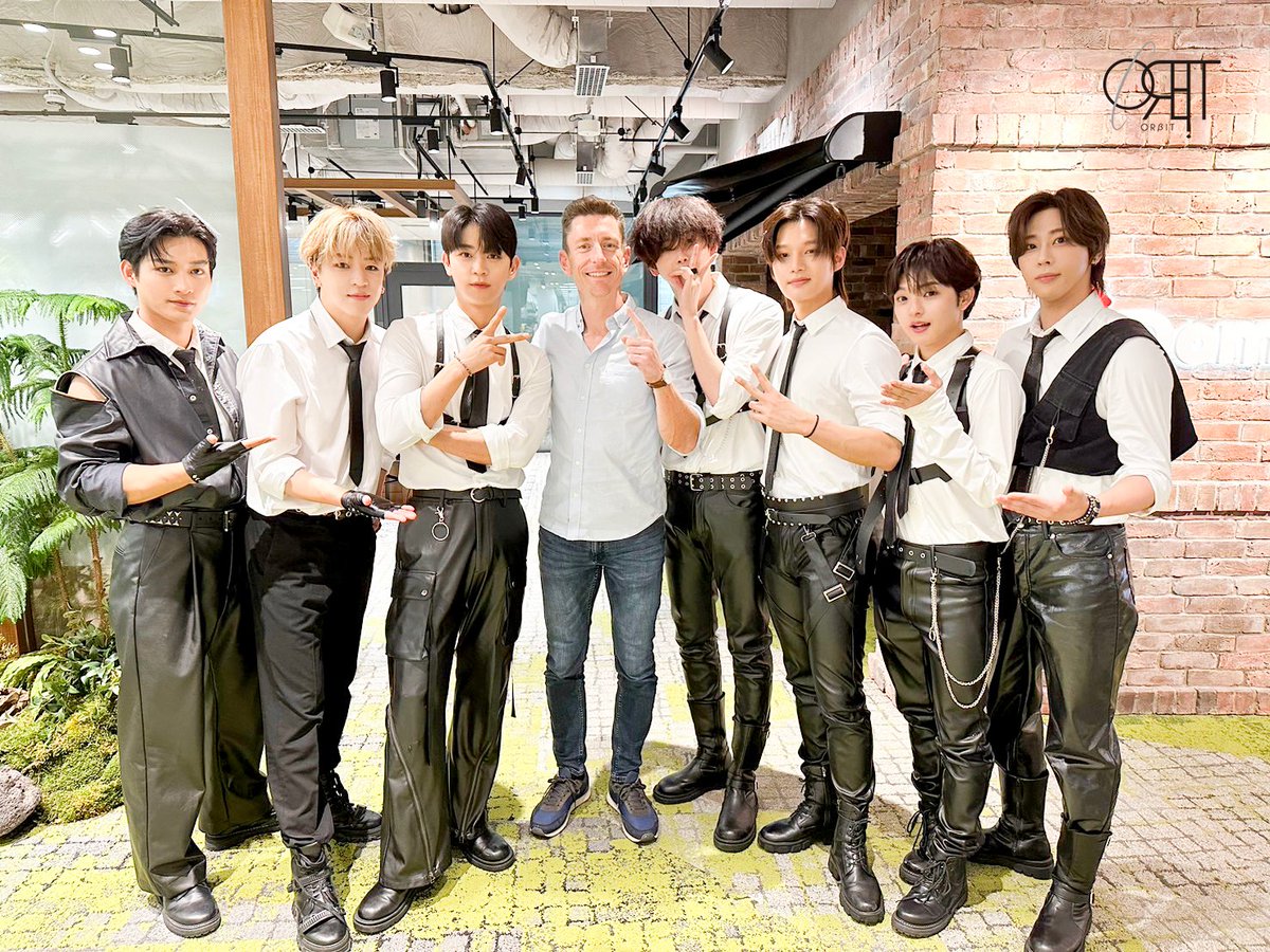 orbit5_ofcl's tweet photo. 今回のコラボレーションにあたり、ドミノ・ピザ エンタープライズ グループCMO ジェフ・ガートン様とお写真を撮らせていただきました！

ドミノ・ピザの #KFOODSUMMER をもっと盛り上げていけるよう、これからも頑張ります🍕💪

https://t.co/uy01VMvVri

#ORβIT
#EαRTH
@dominos_JP https://t.co/MJ5mh5pNRL