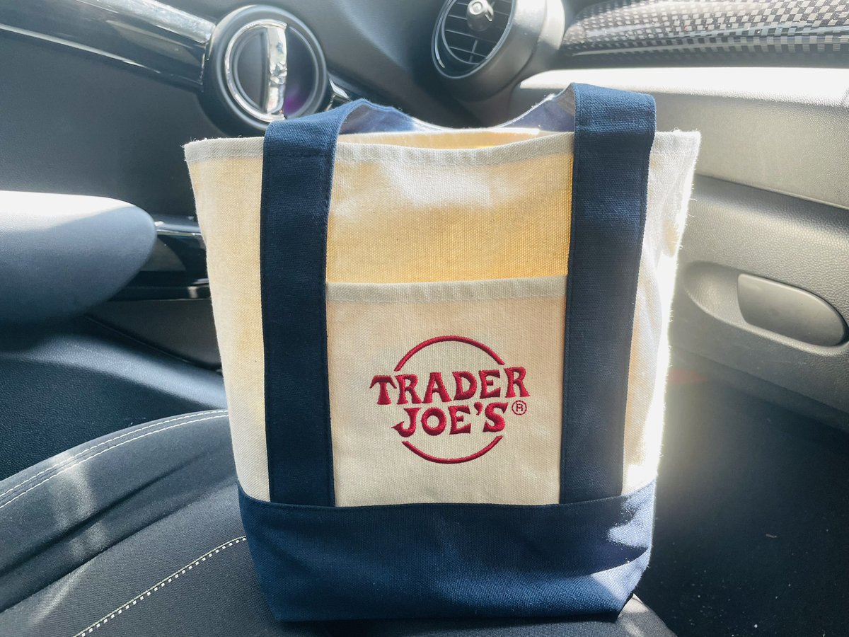 fujisaki_yukiko's tweet image. 妹からのお土産はトレジョーのトートバッグ🇺🇸小さいサイズは向こうでもレアとのこと。
マチもしっかりあってギリギリ肩掛けOKで嬉しい😊

#traderjoe