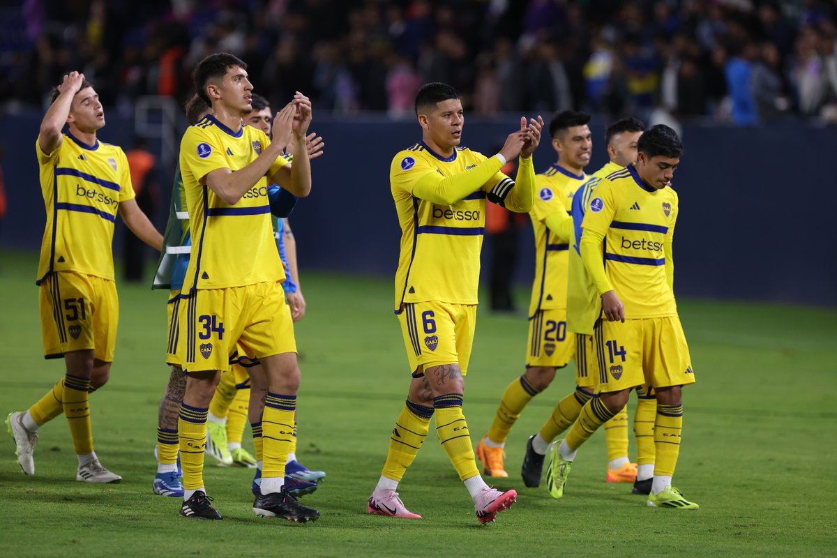 Los jugadores de Boca se retiran del campo de juego conformes con el empate conseguido en la altura de Quito.