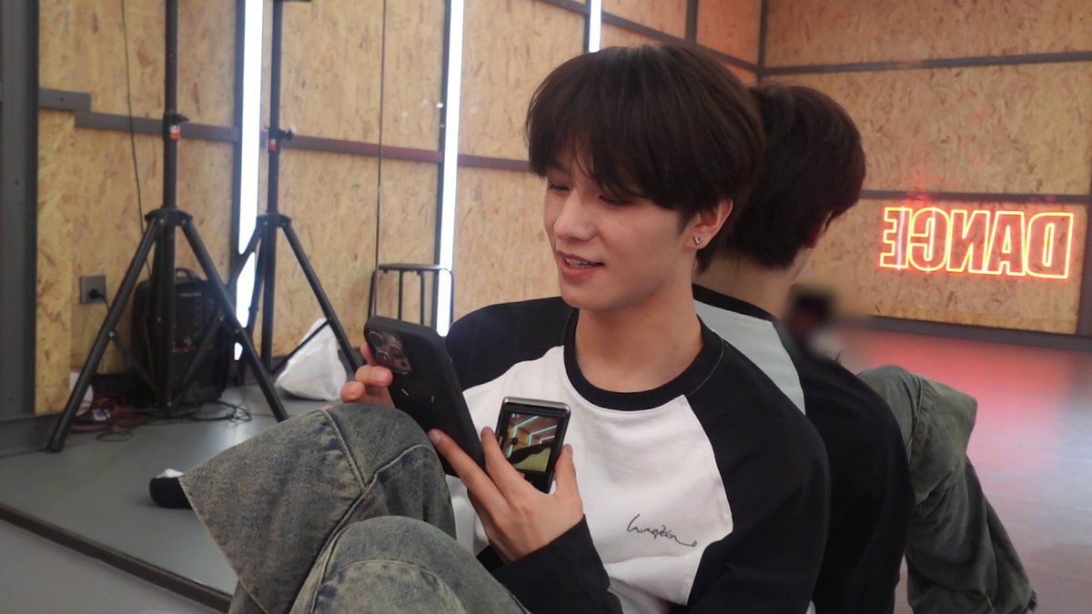 [🎥]

LE'V(레비) Practice Vlog for SHOW IT ALL Debut Night  | 𝐋𝐄'𝐕𝐋𝐎𝐆

🔗 youtu.be/tcFIQE_ctd0

#LEV #레비 #レビ