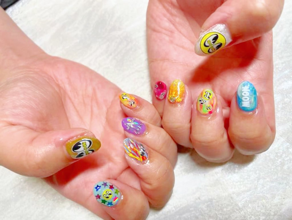 stickyfrog_'s tweet photo. 横浜のネイルサロン SHAKE YOUR HANDsさんのSTICKY FROGデカールを使った新作ネイルが届きました💫

MOONEYESロゴの魅力が100%引き出されています
夏はこれくらいカラフルなネイルで楽しみたいケロね！🐸

https://t.co/xaQFP1Ivp9

#SHAKEYOURHANDS #MOONEYES #STICKYFROG #ネイル #ネイルサロン https://t.co/KzqzEL5AhY