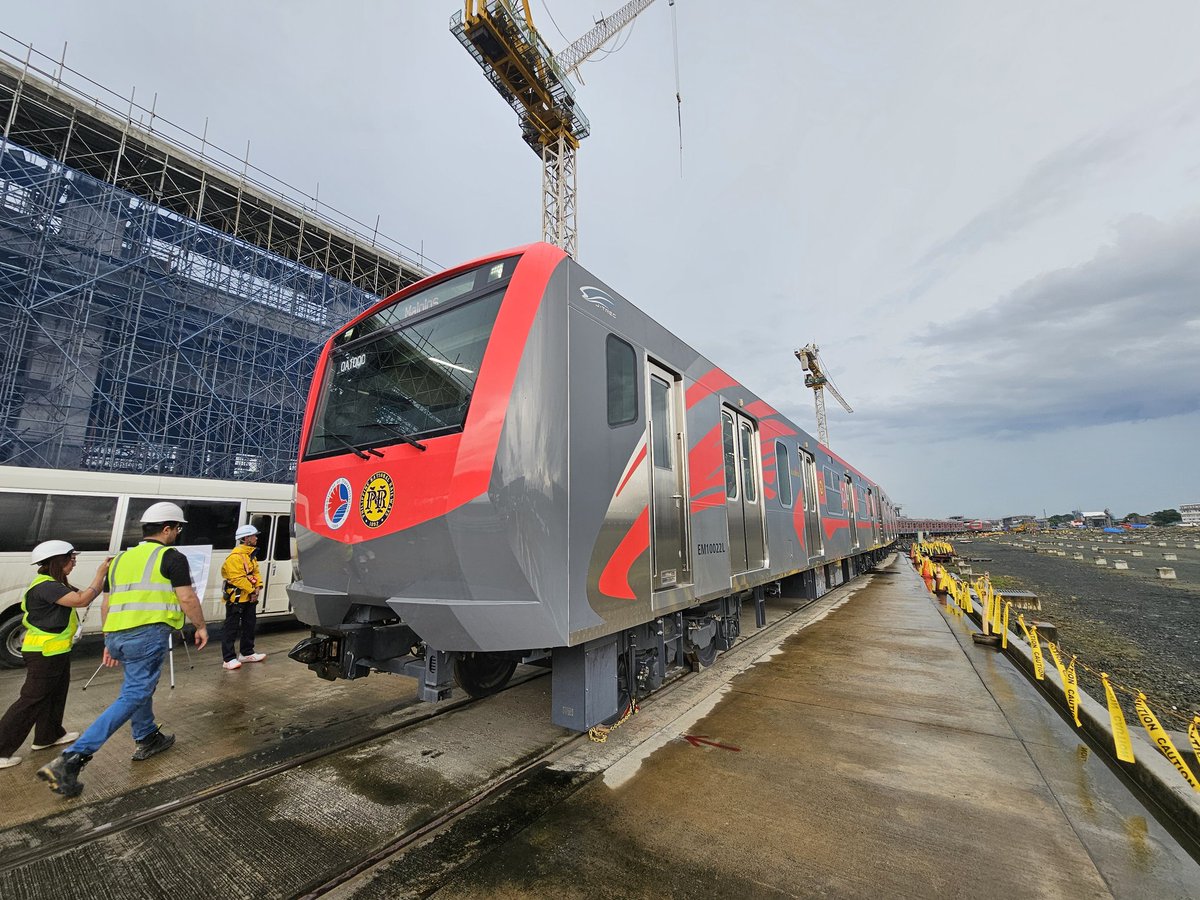 News5PH's tweet photo. Narito ang ilang kuha ng brand-new Japan-made trains na gagamitin para sa North South Commuter Railway #NSCR. Kakulay ito ng 4th generation trains ng LRT-1 na gawa ng Japanese-Spanish consortium. #News5 | via Gerard de la Peña https://t.co/MOMSMchbui