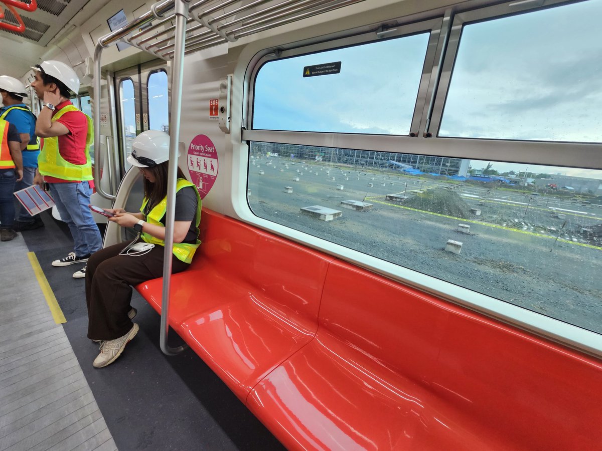 News5PH's tweet photo. Narito ang ilang kuha ng brand-new Japan-made trains na gagamitin para sa North South Commuter Railway #NSCR. Kakulay ito ng 4th generation trains ng LRT-1 na gawa ng Japanese-Spanish consortium. #News5 | via Gerard de la Peña https://t.co/MOMSMchbui