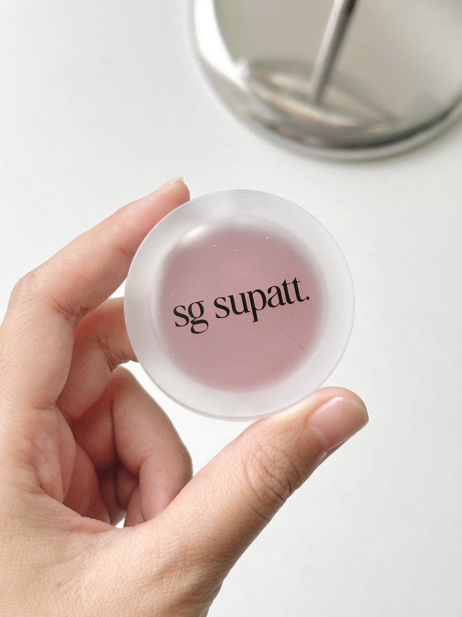 rinmomome's tweet photo. ปาดตรงไหนสวยตรงนั้น Lip&amp;Cheek ที่ถูกต้อง ยกให้แบรนด์คุณจี #sgsupatt ไปเลยย ในคลิปเราใช้สี A เป็นสีแดงบ่มแดดอ่ะ ทาไปที่จมูกแก้มปากมันจุ้มมุพอดีไปหมด เดี๋ยวจะตามเก็บให้ครบทุกสีเลย💖 https://t.co/oEcTqf0A7A