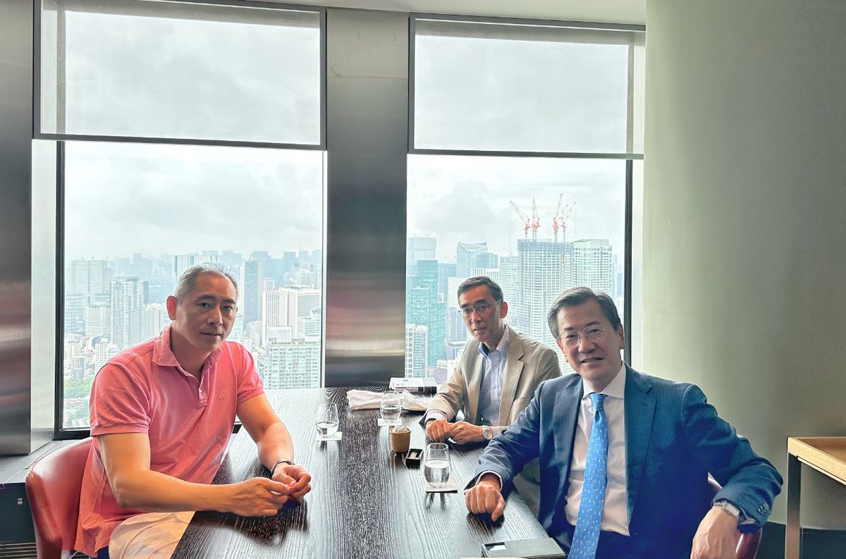 ajphelo's tweet photo. 1/2 This meeting of great minds happened in Roppongongi a few days ago. @DesmondShum, author of must read #RedRoulette understanding of how things get done in #China is second to none and @YamagamiShingo #Japan’s last Ambassador to and great friend of #Australia is an keen observer, analyst and advocate of a free and open Indo Pacific