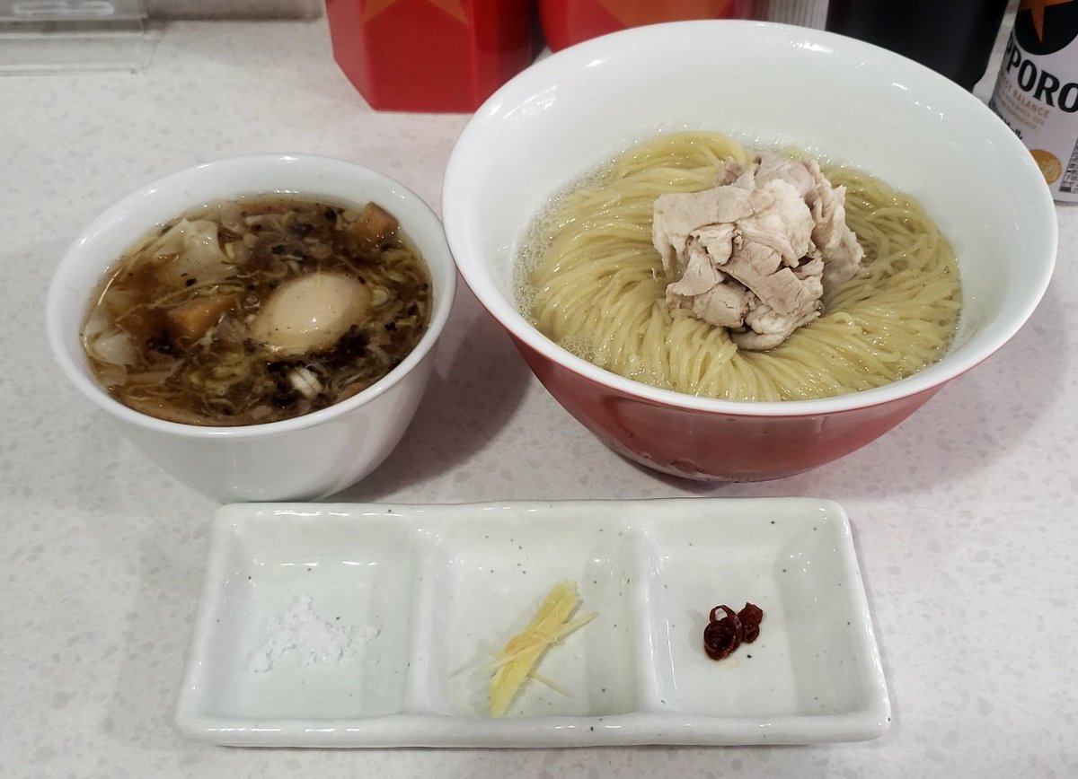 femteavjuni's tweet photo. ラーメン星印⭐

灼熱☀️の反町を駆け抜けて、生姜と焦がしねぎ油の昆布水豚しゃぶつけ麺(醤油)に辿り着く

生姜と焦がしねぎ油のハーモニーがケレン味のない星印醤油スープと重なりあって芳醇で軽やかにまさに腑に落ちる😆

麺とも豚しゃぶとも相性キレキレでビール🍺もススム最高のやつ😜

旨かった😋 https://t.co/DQLdHV9MC1