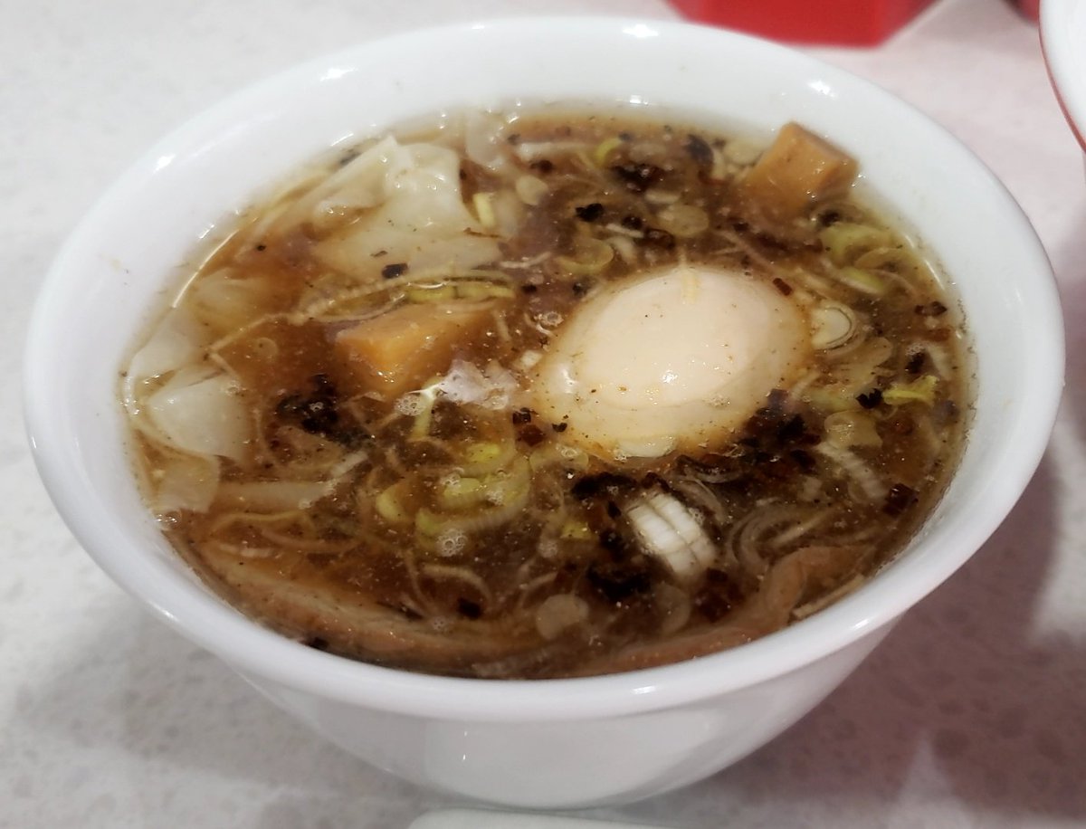 femteavjuni's tweet photo. ラーメン星印⭐

灼熱☀️の反町を駆け抜けて、生姜と焦がしねぎ油の昆布水豚しゃぶつけ麺(醤油)に辿り着く

生姜と焦がしねぎ油のハーモニーがケレン味のない星印醤油スープと重なりあって芳醇で軽やかにまさに腑に落ちる😆

麺とも豚しゃぶとも相性キレキレでビール🍺もススム最高のやつ😜

旨かった😋 https://t.co/DQLdHV9MC1
