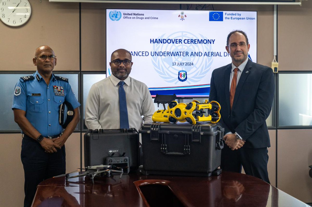 UNODC_BMB's tweet photo. @UNODC_MCP delivered advanced underwater &amp; aerial drones to @PoliceMv to bolster #counterterrorism efforts in #Maldives🇲🇻 Items will strengthen capacities to identify dangerous items while ensuring safety of the officers❗
Funded by the #EU_FPI🇪🇺 #EUForeignPolicy #PoliceSupport https://t.co/eq7ojZ5xO6