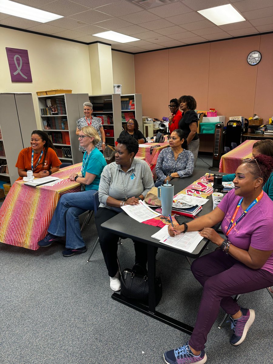 SOAR_LINC_NHS's tweet image. Today we held our SOAR/LINC/NHS Open House for our high school counselors. The relationships and communication with them is essential in helping our students succeed! Thanks for stopping by. #latergram #VamosSOARLINC #WeAreAlief #goodstuff
