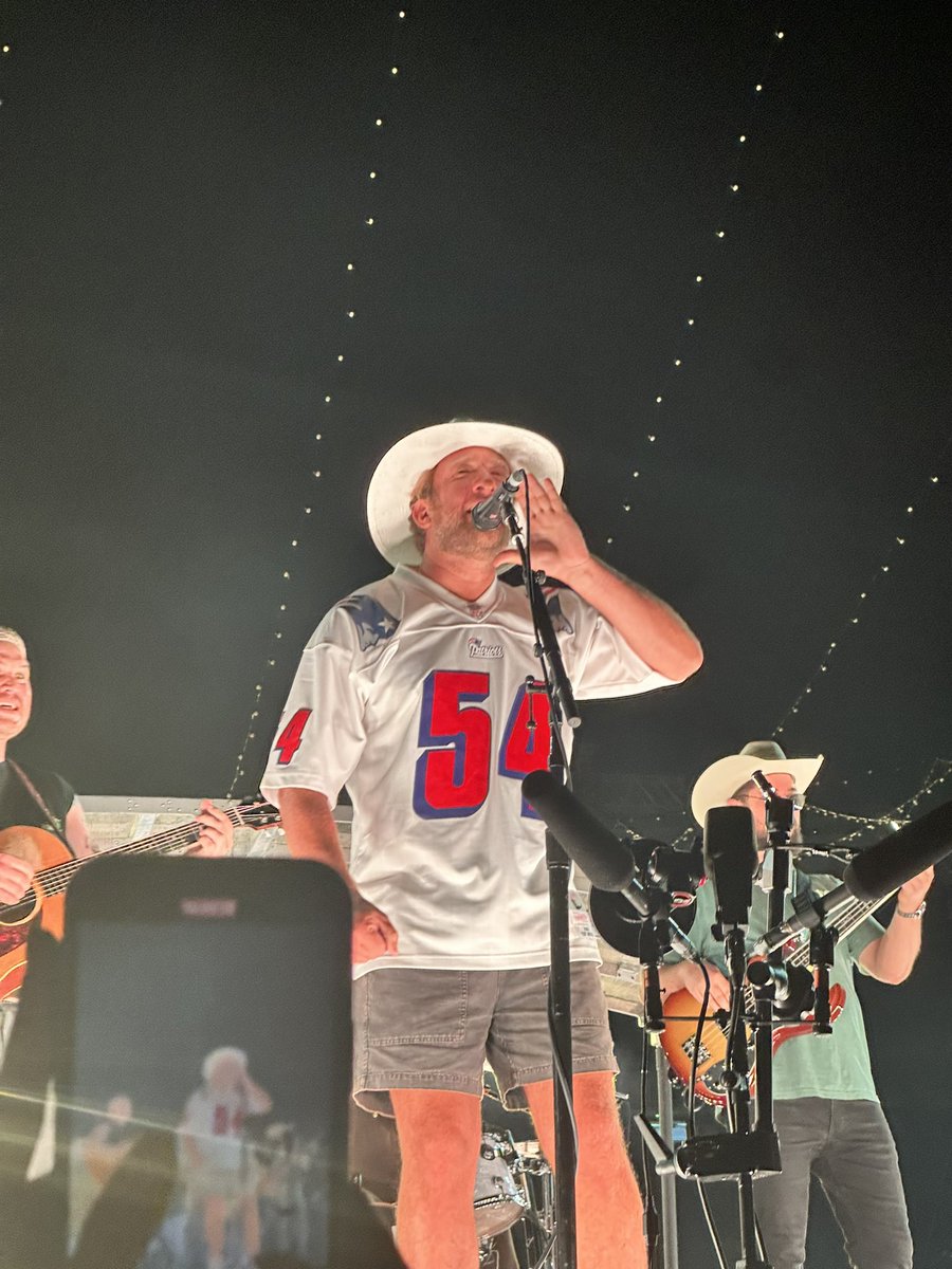 themangelo's tweet photo. Tonight I witnessed a man who once averaged eating a baguette a day and was told not to sing in middle school choir tear down the house @GilletteStadium …truly anything is possible. @stoolpresidente https://t.co/9SmnAPFOVp