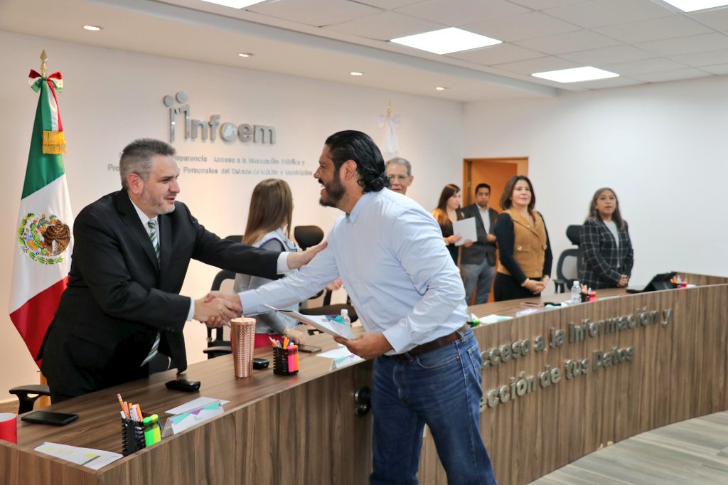 Después de la sesión Ordinaria del Pleno <a href="/Infoem/">Infoem</a>, realizamos la entrega  de certificados por competencias laborales, de <a href="/ConocerMx/">Conocer MX</a> a Servidores Públicos que lo acreditaron.
Felicidades a las personas que lo lograron, de distintos Sujetos Obligados.