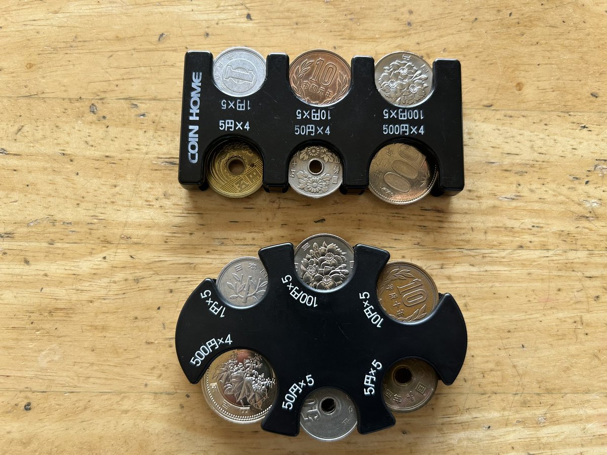 ダイソーで話題のコインホルダーと私が以前に購入したコインホームを比べてみました。 まずはダイソーのコインホルダーの良いところ。 110円 で安い。14グラムでわずかに軽い。50円と5円が1枚ずつ多く入るから、合計2830円分入る。 形状が丸みを帯びているので、持ちやすい ...