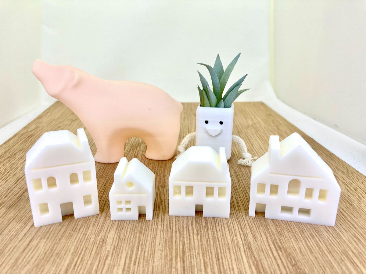 946Fab's tweet photo. 北欧雑貨が好きなので、よく雑貨屋さんなどで見るおうちを光造形の３Dプリンターで作りました。きれいに出��できました。自分で作るとより愛着が湧きます！
興味のある方はまずは見学だけでも大丈夫です。
ご予約お待ちしてます。
#fab946
#光造形 https://t.co/KwL0OUuPyK