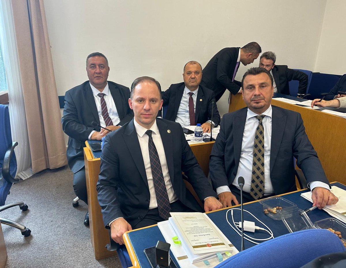 AK Partinin sokak hayvanlarını katletme sonucunu yaratacak kanun teklifine karşı Meclis’te direndik.

18 saat süren görüşmelerin ardından sabah 07.45’te toplantı pazartesi gününe ertelendi.

Mücadeleye devam!

Çözüm: Üretimi durdur, ticareti yasakla, kısırlaştır, aşılat, yerinde