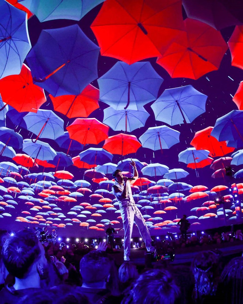 updateluans's tweet photo. 🚨 MEU DEUS! Confira as primeiras fotos oficiais do cenário imersivo do “Ao Vivo na Lua”, novo projeto audiovisual de Luan Santana. https://t.co/uWCfBdaTzB