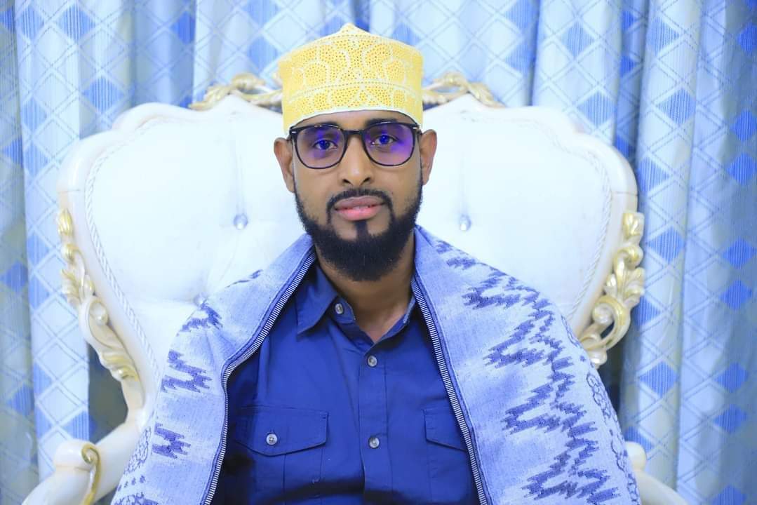galkacyoonline's tweet photo. #UGAASKA Beesha #Sadde " Ugaas #Maxamed Ugaas Axmed Ugaas #Faarax Oo Soo Saaray War-saxaafadeed Ku aadan Hubkii Sharci Darada Ahaa Ay Gacanta Ku Dhigeen Shacabka Degmada Cabudwaaq
Tr; 18/07/2024
Sida la wada ogyahay, koox abaabulan, oo ka ganacsata hubka shircidarrada ah, ayaa saanad ciidan oo kontarabaan ah, soo gelisay Waqooyiga Galgaduud, 16kii July 2024.
Hubkaas, oo ahaa mid aan lagu wargelin hoggaanka dhaqanka, madaxda maamullada iyo guud ahaan dadka deegaanka, ayaa qarka u saarnaa in uu gacanta u galo kooxo halis ah, qatarna galiyo amniga deegaanka, dowladda Galmudug iyo guud ahaan Dalka.
Si looga baaqsado halistaas, ayuu shacabka waqooyiga Galgaduud, oo ah mid mar kaste foojigan, si dhiirranaan leh, uga hortagey isku daygaas lagu tahriibinayey hubka sharcidarrada ah. Ciidamada amniga ee galbinayey hubkaas waxay ku fashilmeen in ay shacabka ka qanciyaan walwalka amni ee la soo darsay, waxayna taa beddelkeeda ugu jawaabeen jaho wareerin iyo xasuuq aan loo meeldayin, kaa oo galaaftay 12 qof, halka ay ku dhaawacmeen 50 muwaadin.
Dowladda Federaalka Soomaaliya, iyada oo caddeysay in hubkaasi uu ahaa mid sharcidarra ah, ayaa waxaa haddana ayaandarra ah in ay u gooddisay shacabkii baajiyey qatartaas, iyada oo aan waxba ka ka soo qaadin shacabkii ay, sida bahalnimada ah, u xasuuqday, iyada oo maanka lagu hayo in dhammaan beelaha Soomaaliyeed ay hubeysanyihiin, oo aysan jirin cid lagu sameeyey hub-ka-dhigis, taa beddelkeedana ay dowladdu hubeysay dhinacyo gaar ah.
Hubka lagu soo tahriibiyey Galmudug waxuu baal-marsanyahay shuruucda dalka iyo kuwa caalamiga ah ee la xariira maamulka iyo xakameynta hubka, ka hortagga qulqulka hubka sharci darrada ah iyo ka hortagga danbiyada abaabulan. Sida daraaddeed, Waxaan dalbaneynaa qodobada soo socda:
1. In si deg deg ah ay Dowladda Federaalka Soomaaliya u qaadato masโuuliyadda shacabkii ay ku xasuuqday deegaanka Shiilmadow ee degmada Caabudwaaq 15kii July 2024, iyaga oo difaacanaya amnigooda gudaha.
2. In dowladda Galmudug ay qaadato doorkeeda ku aaddan tirakoobka qasaaraha shacabkeeda ka soo gaaray dhacdadaan iyo in ay ku dhiirrato tallaabooyinka sharciga ah ee ku habboon fal-danbiyeedka isugu jira tahriibinta hubka sharci darrada ah iyo xasuuqa shacabka.
3. In cid kaste oo ku leg leh ka ganacsiga hubka sharci darrada ah ay joojiso falkaas, innaga oo uga digeynno in ay mar kale isku biimeeyaan ficilkaan qar-iska-tuurka ah.
4. โ In baaris caalami ah lagu sameeyo dhacdadaan, maadama danbiyada tahriibinta hubka ay yihiin kuwa saameenayo amniga gobalka iyo dhaqaalaha adduunka, ayna tahay mid ka gudubtay xuduudaha Dalka.
5. โ Waxaan ugu baaqaynaa bulshada deggan xuduudadaha Dalka in ay ilaaliyaan amniga, kana hortagaan falalka sharcidarrada ah, maadaama aysan wali Dowladdu si buuxda ula wareegin masuuliyadda ilaalinta amniga xuduudaha Dalka.
Wa Billaahi Towfiiq.