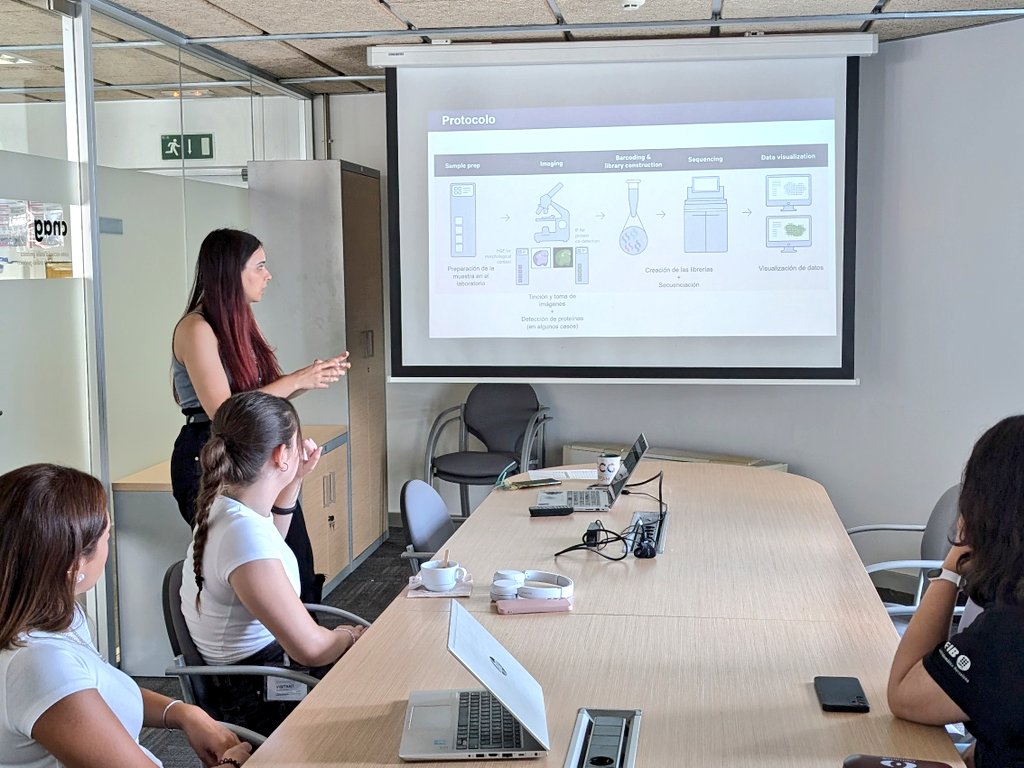 ljimenezgracia's tweet photo. Once again, we kicked off the #BATX2LAB Summer program @PCB_UB!🚀
Together with @paulanietog, we welcomed 3 high school students to the Single Cell Genomics - @hoheyn lab @cnag_eu. They will conduct their practical research projects analyzing @10xGenomics data with us. 🔬👩🏻💻 https://t.co/X0NwqS72M1