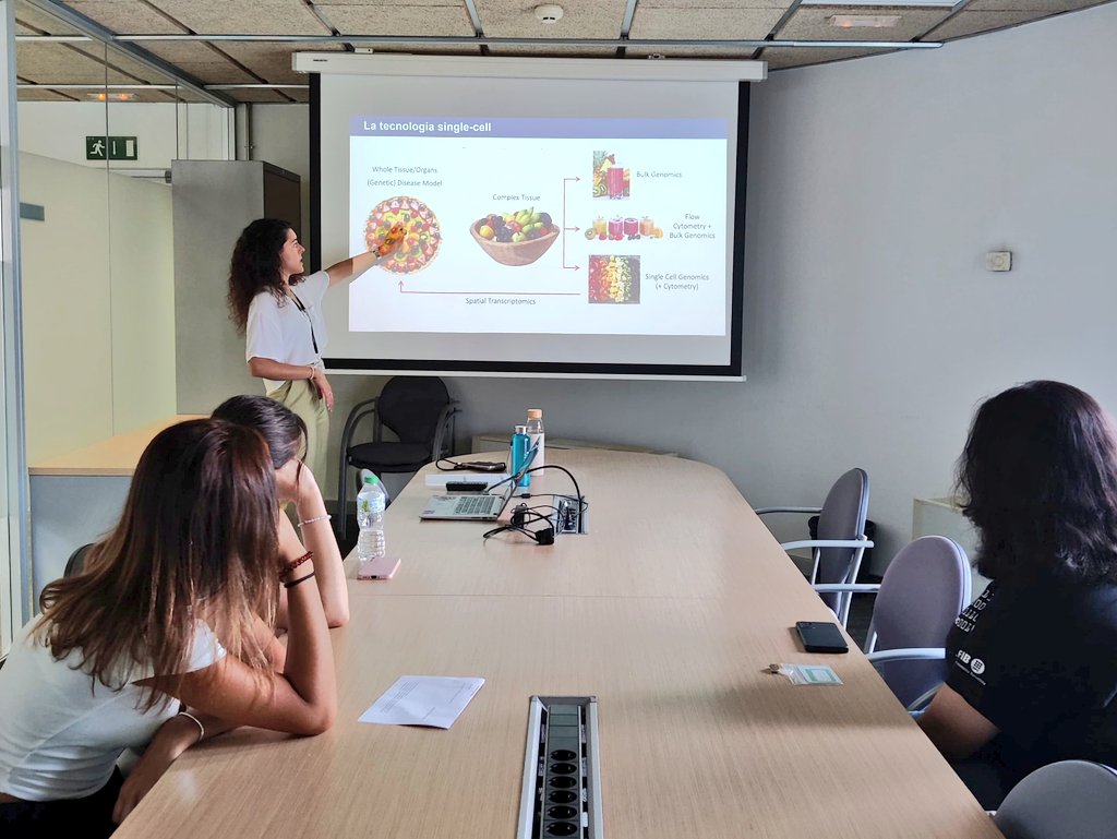 ljimenezgracia's tweet photo. Once again, we kicked off the #BATX2LAB Summer program @PCB_UB!🚀
Together with @paulanietog, we welcomed 3 high school students to the Single Cell Genomics - @hoheyn lab @cnag_eu. They will conduct their practical research projects analyzing @10xGenomics data with us. 🔬👩🏻💻 https://t.co/X0NwqS72M1