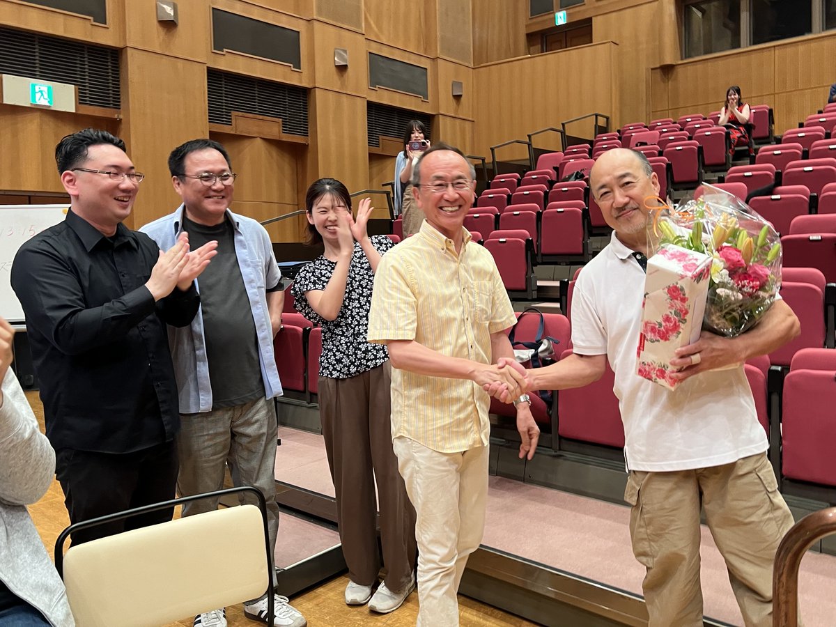 打楽器奏者 平尾信幸が7月20日で楽団員として神奈川フィル最後の公演、今月末で卒業となりリハーサルの合間にセレモニーを行いました。1982年9月より約42年間神奈川フィルの顔として大活躍の平尾信幸ですが、20日の定期も大活躍しますのでどうぞお楽しみに！
