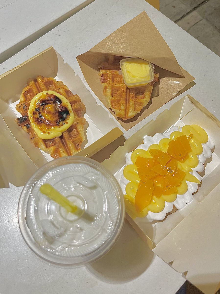 Faham dah kenapa ramai hype croffles mentega terbang ni.

Semalam i order their new series yang vanilla tu. Honestly memang sedap ye peminat vanilla wajib cuba i paling suka croffle crème brûlée. 

Croffle dia crunchy dekat luar but soft dekat dalam. Approved!🙌🏻