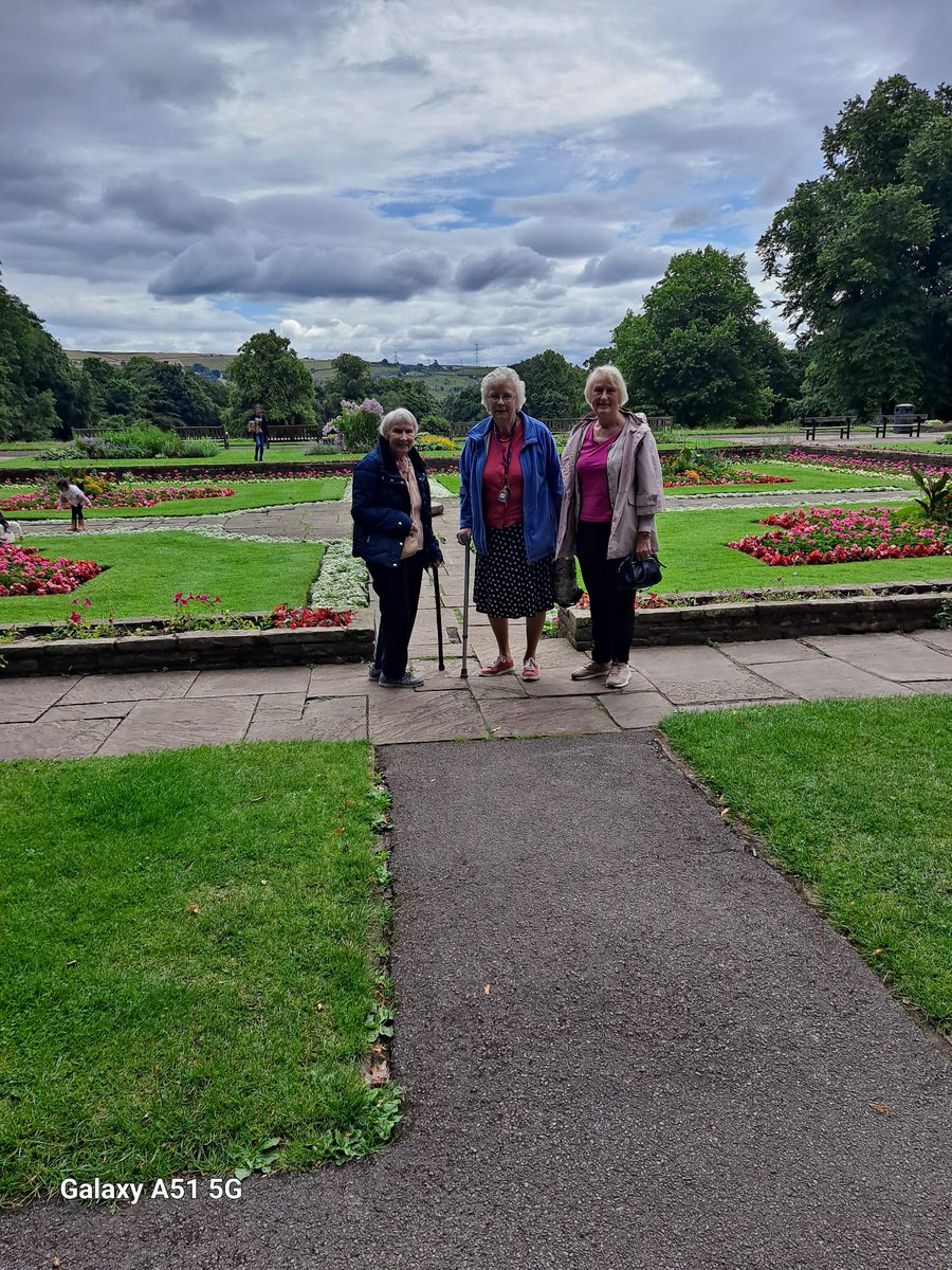 SandholmeFoldAH's tweet photo. Our residents enjoying a day out at the jungle experience in halifax @SandholmeFoldAH @AnchorLaterLife #ANIMAL https://t.co/7cBXTDzjHL