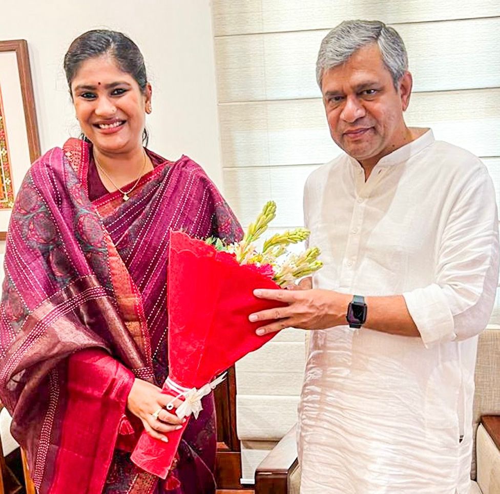 केन्द्रीय रेल, संचार, इलेक्ट्रॉनिक्स एवं सूचना प्रौद्योगिकी मन्त्री आदरणीय श्री अश्विनी वैष्णव जी को जन्मदिवस की हार्दिक बधाई एवं शुभकामनाएँ।

प्रभु श्री द्वारिकाधीश जी से आपके उत्तम स्वास्थ्य एवं दीर्घायु जीवन की मंगल कामना करती हूँ।
<a href="/AshwiniVaishnaw/">Ashwini Vaishnaw</a>