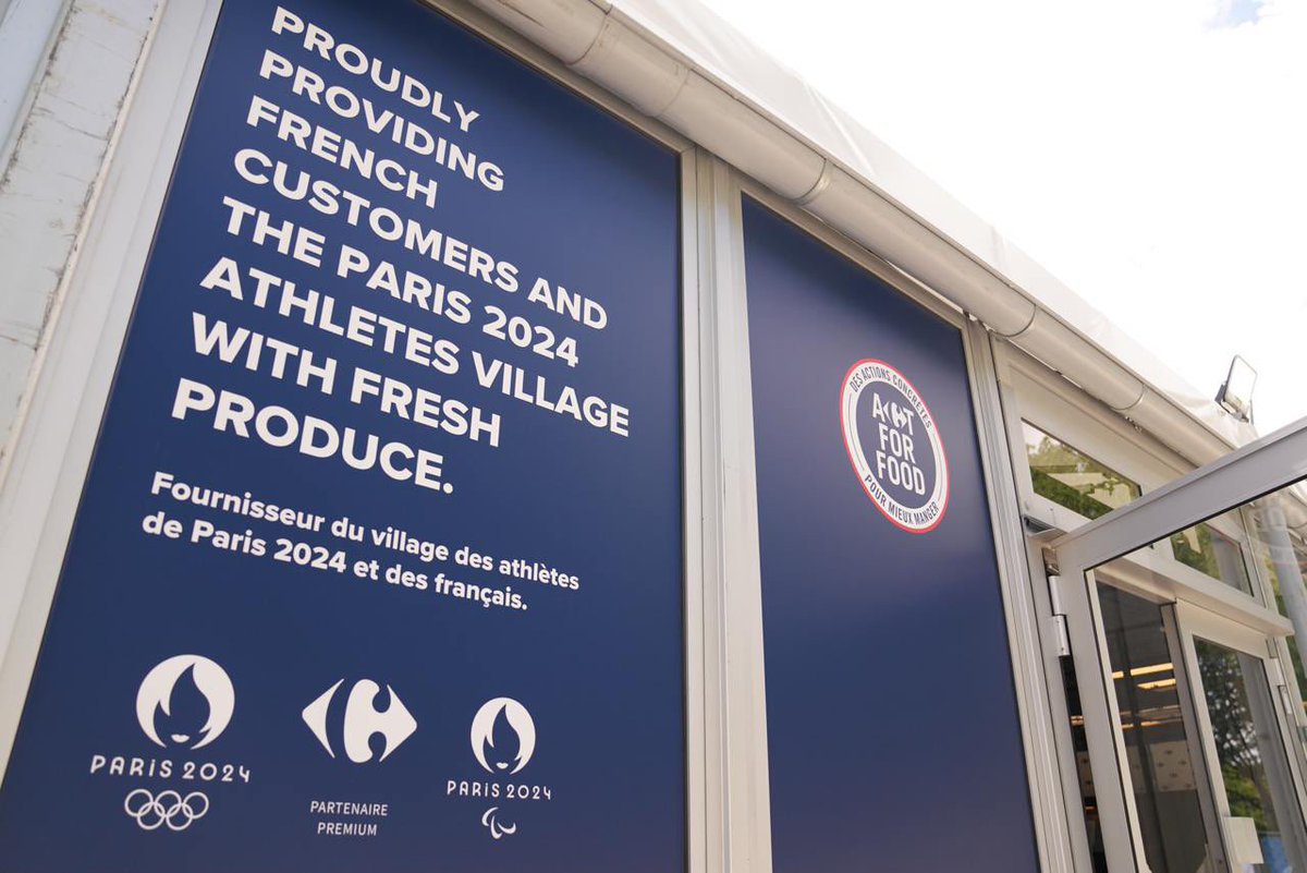 Ouvrir un magasin sur-mesure dans le Village des Athlètes, c’est fait ! ✅
Fruits, snacks, boissons, fleurs pour les victoires, gâteaux pour les anniversaires ou encore fromages français et souvenirs de Paris…tout y est. Chers athlètes, bienvenue chez vous ! #TeamCarrefour J-8