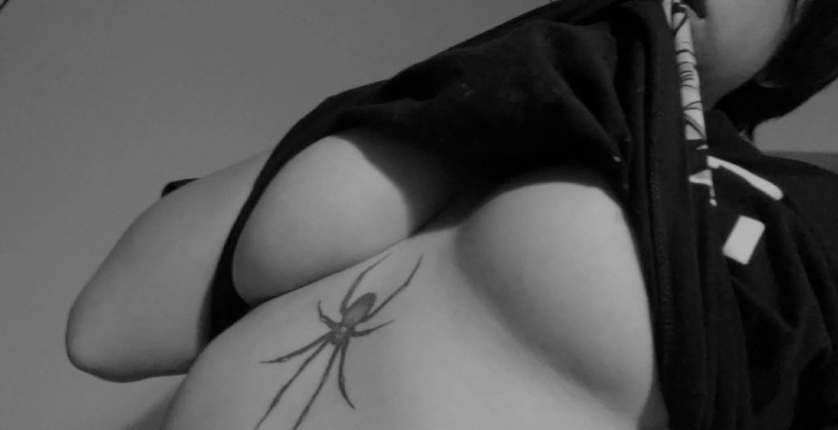 Ando inspirada por una morena que acabo de compartir así que aprovecho para que vean a mis niñas 😏 

#nsfwtwtًً #nsfw #hot #girl #gothic #Female #hentaï #hentaiِhot #oppai #boobs