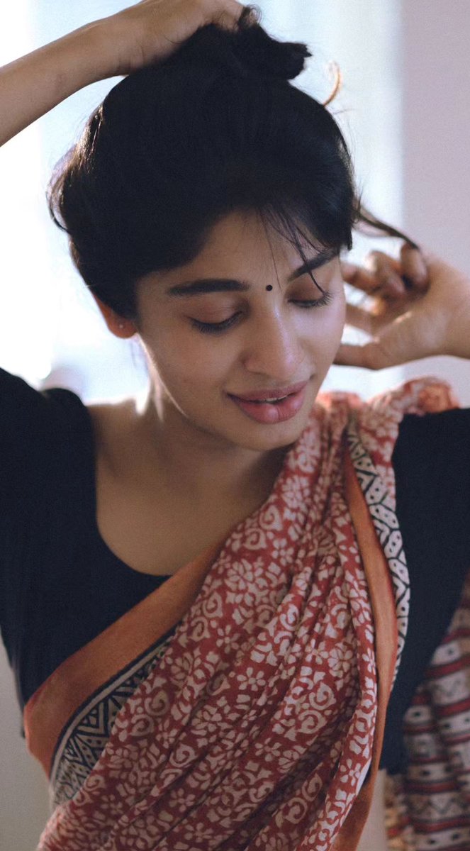 MrKingslayerX's tweet photo. You return home after a hectic day from office 

You're done with life 

But......

Your wife waits like this in your home and says

MAMA.....!!!

Ithu pothum inum 20 varusham ivalukaga vela pakalam 😍❤️ https://t.co/3h4OIBWqPl