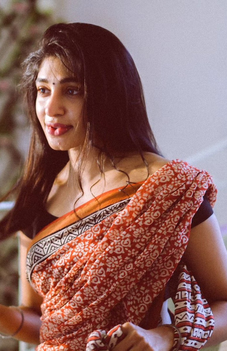 MrKingslayerX's tweet photo. You return home after a hectic day from office 

You're done with life 

But......

Your wife waits like this in your home and says

MAMA.....!!!

Ithu pothum inum 20 varusham ivalukaga vela pakalam 😍❤️ https://t.co/3h4OIBWqPl