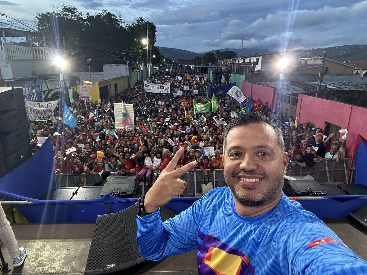 Agradezco al Presidente <a href="/NicolasMaduro/">Nicolás Maduro</a> tanto por sus visitas a nuestro Municipio #Iribarren como por todo el apoyo que viene dando a los habitantes de esta hermosa tierra. Sin importar la condición política, viene haciendo inmensos esfuerzo para atender y consolidar los distintos
