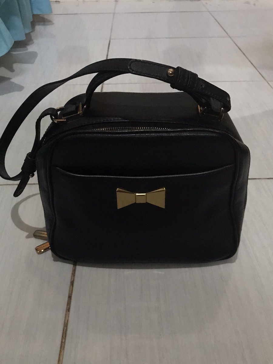byeonwooseokH's tweet photo. WTS TAS CHARLES &amp; KEITH ( CK ) 

💸 700 nego

aku lupa harga aslinya ini udh lama bgtt but overall still in good condi yaa
9/10

dm for details &amp; proof 

#wtb #ck #wts #Zonajajan #secondhand #wtsbag https://t.co/j1eHwn3FpN