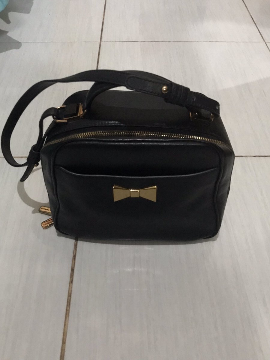 byeonwooseokH's tweet photo. WTS TAS CHARLES &amp; KEITH ( CK ) 

💸 700 nego

aku lupa harga aslinya ini udh lama bgtt but overall still in good condi yaa
9/10

dm for details &amp; proof 

#wtb #ck #wts #Zonajajan #secondhand #wtsbag https://t.co/j1eHwn3FpN
