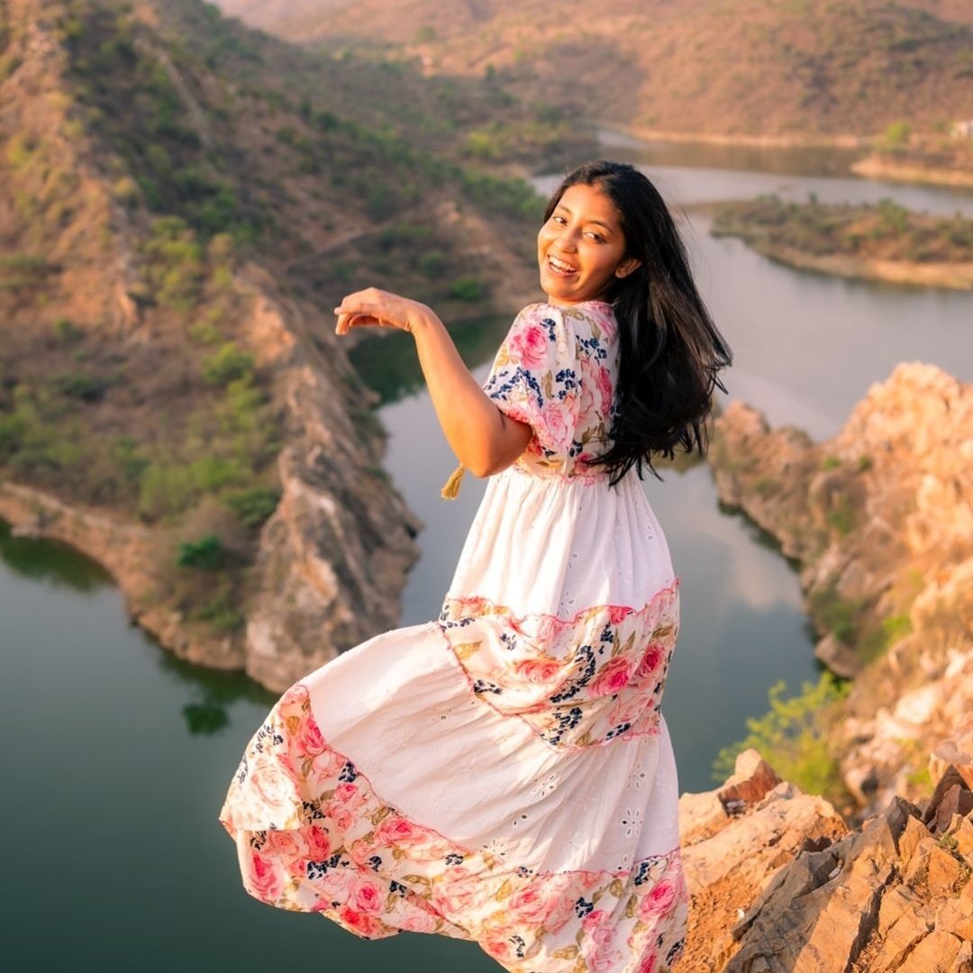 shorts_91's tweet photo. RIP Aanvi Kamdar! Indian travel influencer dies after falling into a gorge at Kumbhe Waterfall in Raigad district, #Maharashtra. Condolences to her family. 

Read more on https://t.co/oRaP5ODMdH

#AanviKamdar #TravelInfluencer #WaterfallTragedy #KumbheWaterfall #SocialMedia https://t.co/itEyZu9rto