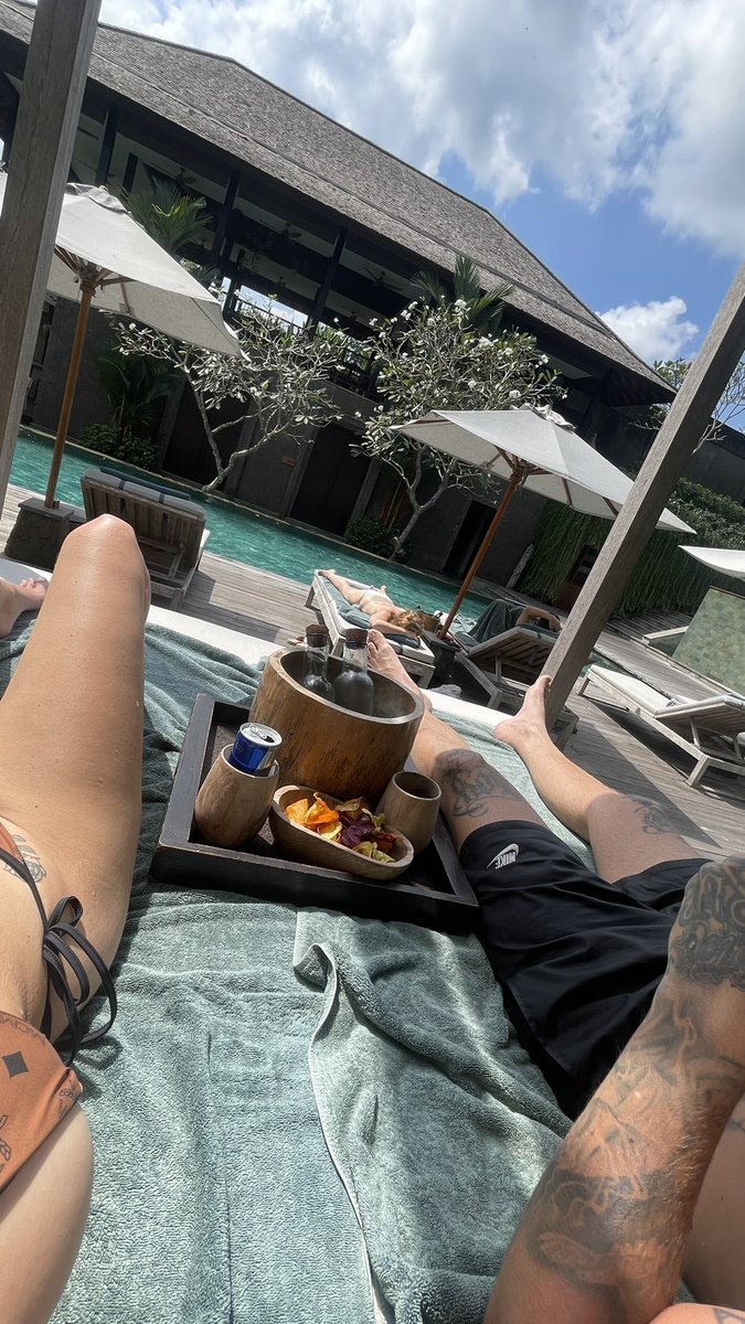 Wir haben das beste Leben während du gerade zur Arbeit fährst um die Kohle für unseren Luxus ranzuschaffen 🤑