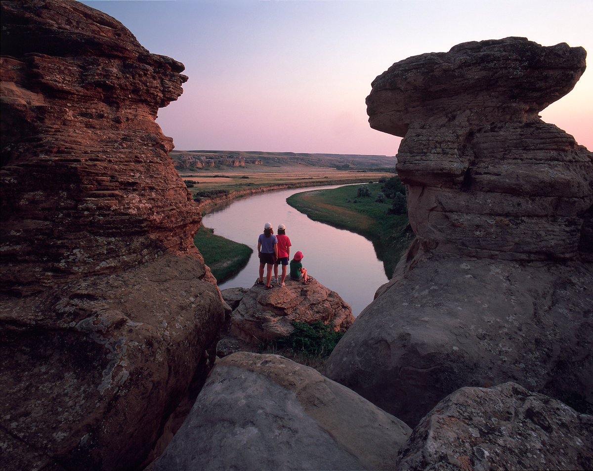 RTBTours's tweet photo. From the ‘bones &amp; stones’ of the Royal Tyrrell Museum to the ‘cowboys &amp; coal miners’ of the Atlas Coal Mine, you can experience all of this and more on our #Drumheller &amp; #Badlands Tour! https://t.co/sr9CZDeuYO https://t.co/FWQFlltkjG