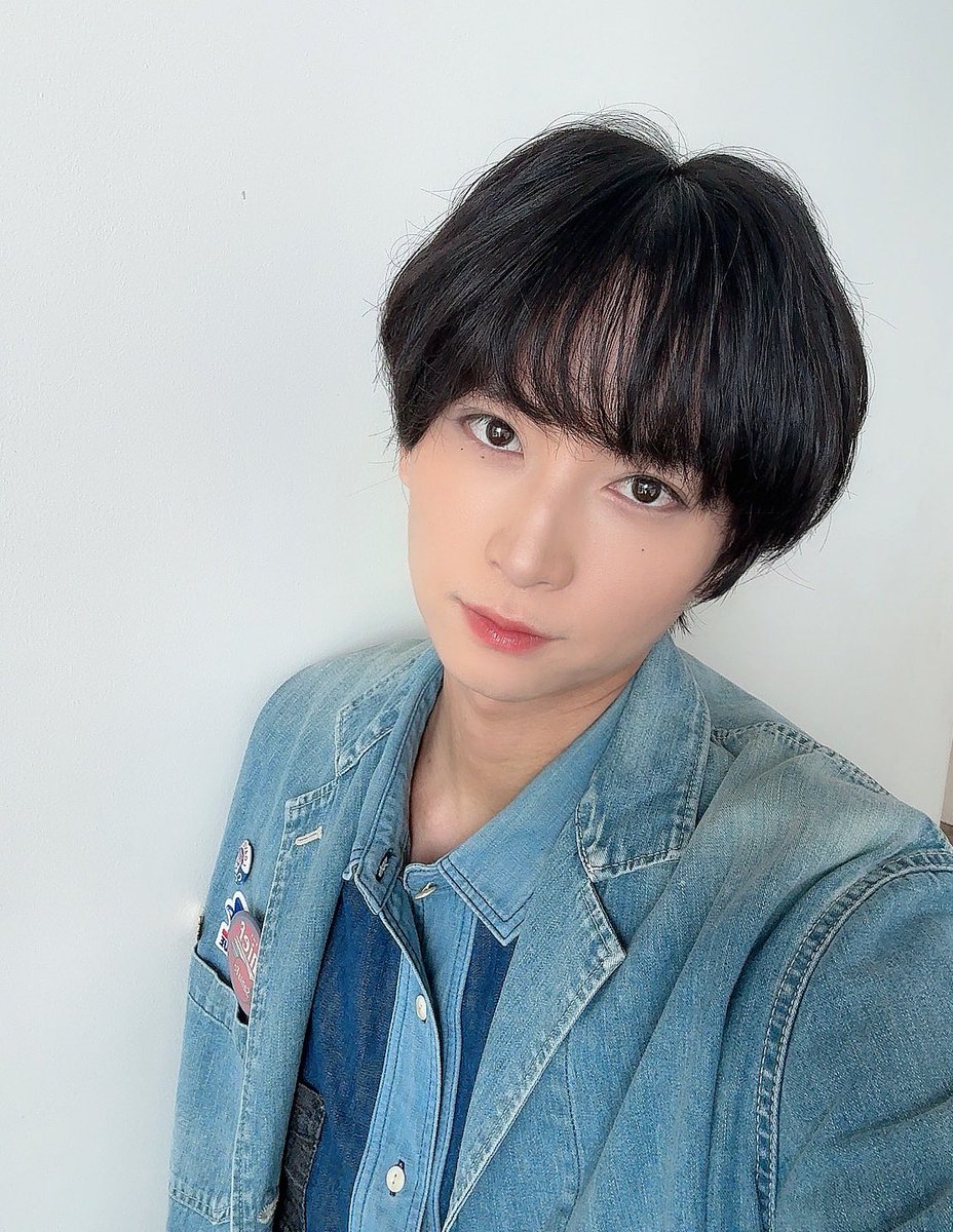 ara_mackey's tweet photo. 朝から
日テレ『ZIP! 』『DayDay. 』『ヒルナンデス！』にお邪魔してきました！！
ご覧頂いた皆さんありがとうございました✨

本日深夜24:59〜
#カミシモ
ぜひぜひ観てくださいね☺️

ちなみに。
『ZIP!』（三枚目）と『DayDay.』（４枚目）の合間に荒牧は少し変化しました。
何かわかる？ https://t.co/VSefmGuusg