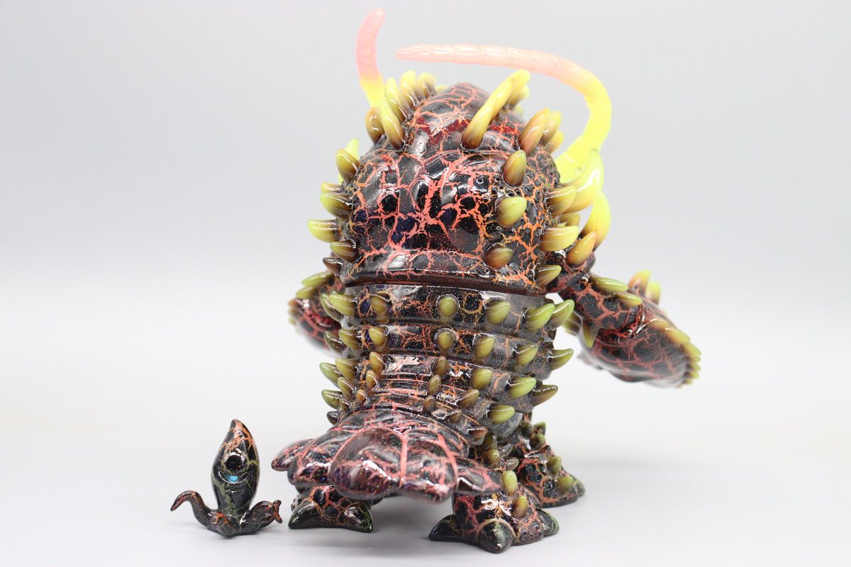 香港の作家Big Claw Xさんのソフビ『OBA』をカスタムペイントしました
