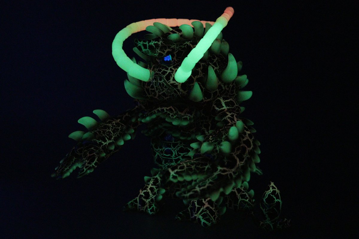 香港の作家Big Claw Xさんのソフビ『OBA』をカスタムペイントしました