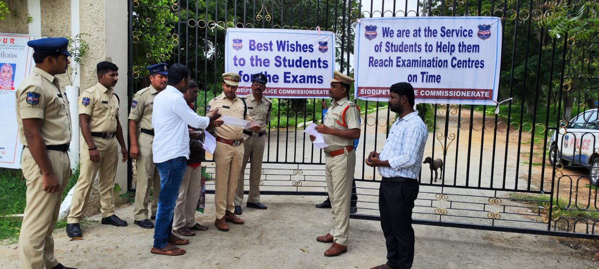 siddipetcp's tweet photo. DSC పరీక్ష కేంద్రాల వద్ద పటిష్టమైన బందోబస్తు ఏర్పాటు చేయడం జరిగింది.
Best wishes to the #dscaspirants.
#dscexam @TelanganaCOPs
#siddipetpolice https://t.co/9ypppIXamE