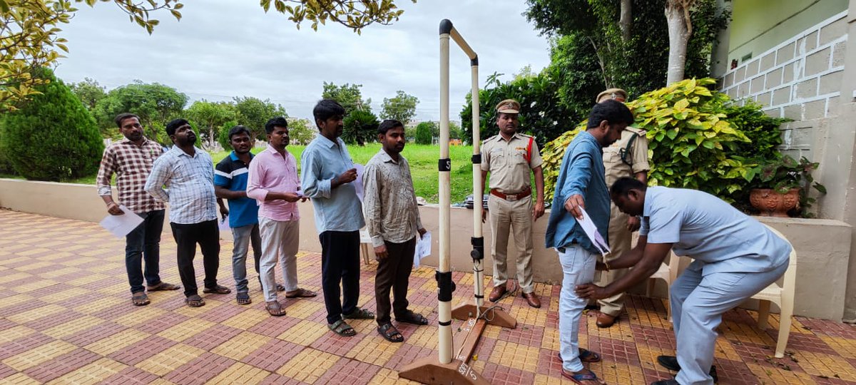 siddipetcp's tweet photo. DSC పరీక్ష కేంద్రాల వద్ద పటిష్టమైన బందోబస్తు ఏర్పాటు చేయడం జరిగింది.
Best wishes to the #dscaspirants.
#dscexam @TelanganaCOPs
#siddipetpolice https://t.co/9ypppIXamE