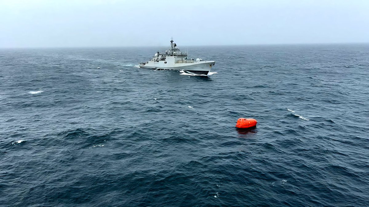 KamalExIN's tweet photo. #IndianNavy का मिशन, जिसमें युद्धपोत #INSTeg तैनात किया गया, ने पलटे हुए तेल टैंकर MV #PrestigeFalcon के लिए SAR (Search And Rescue) सहायता प्रदान की और 09 (08 भारतीय और 01 श्रीलंकाई) कर्मियों को बचा लिया है।
यह MV 15 जुलाई 2024 को ओमान के #RasMadrakah के दक्षिण-पूर्व में लगभग 25 NM पर पलट गई थी।..1/2
