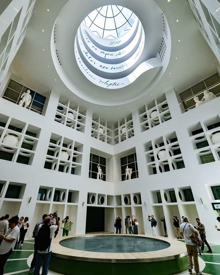 La nuova fermata della metropolitana a Chiaia (Napoli).

Ammirare, please. 
💙