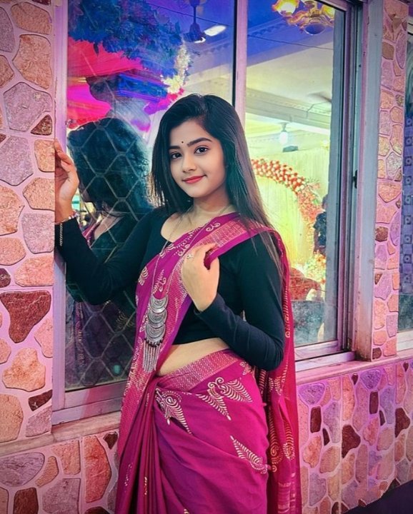 लगता है आज-कल शादियों में खाना खा-खा कर थोड़ी मोटी हो गई हूं | 😂
.