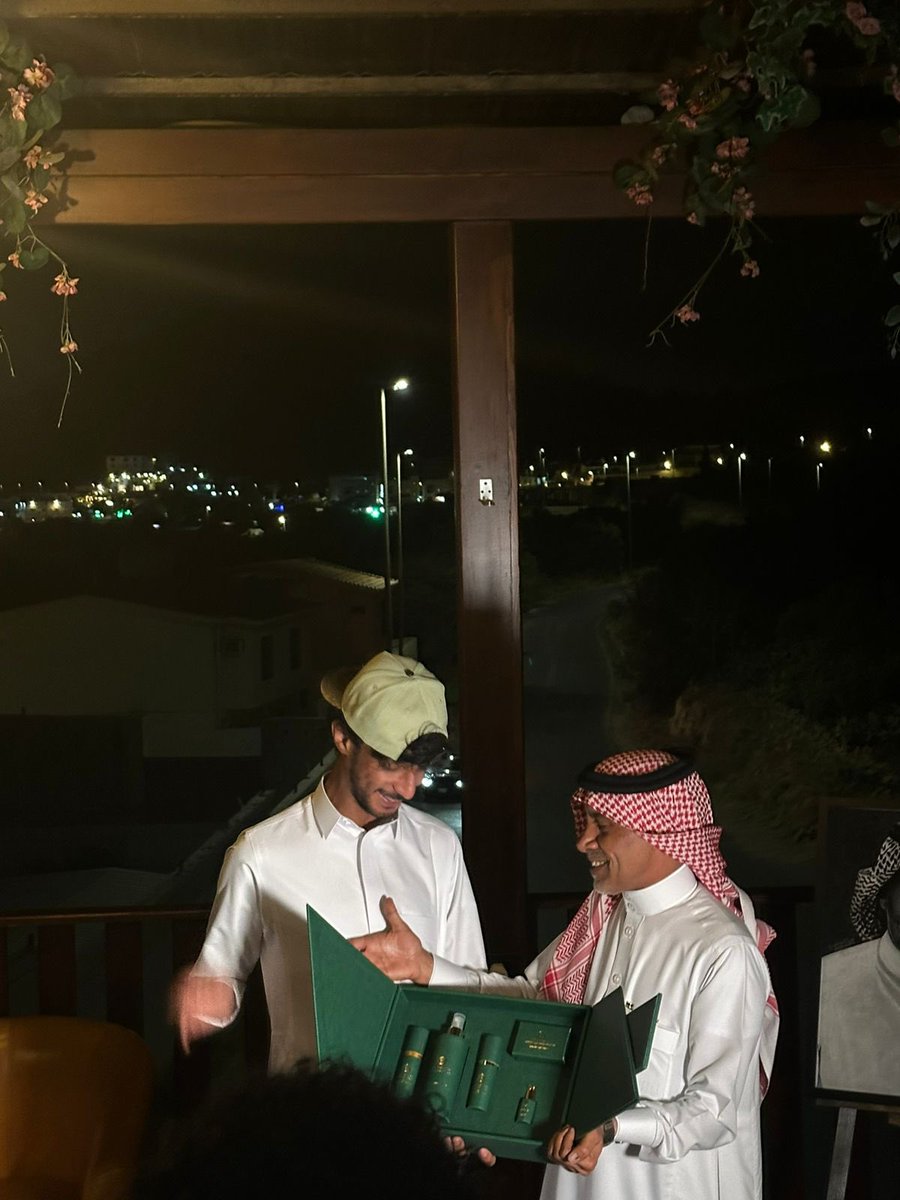 اهداء من الشيخ راشد القرشي إلى الفنان التشكيلي المبدع هشام محجوب عضو نادي <a href="/Painter_story1/">حكاية رسام</a> و <a href="/alef7club/">نادي أَلِفْ</a> 
شكراً على هذا اللطف والكرم🌺