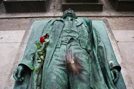 _RjSh_'s tweet photo. @CrazyItalianPol This is grave of Victor Noir, a French journalist. Ladies rub and straddle is for good luck. https://t.co/1mePe1QKcC